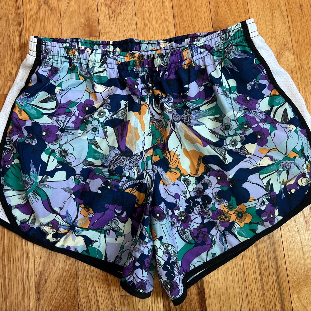 Girls Nike, running short Size XL